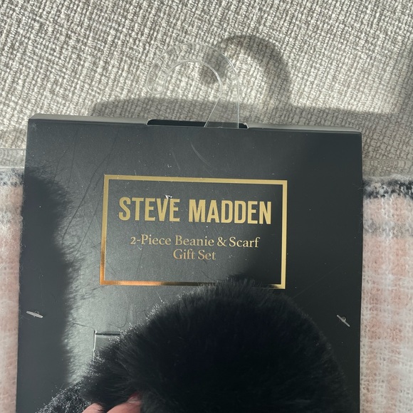 Steve madden scarf and beanie set - Picture 2 of 2